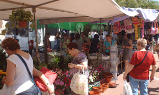 Puestos de venta callejera.