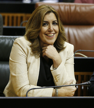 La presidenta de la Junta, Susana Díaz, durante un momento de la sesión plenaria donde se procedió a la aprobación de la nueva Ley de Servicios Sociales de Andalucía. (Foto EFE)