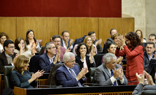 La consejera de Hacienda, María Jesús Montero, recibe el aplauso del pleno tras la aprobación de las cuentas para 2017.