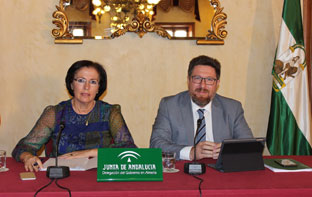 El consejero y la delegada del Gobierno en Almería, durante la presentación.