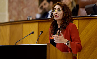 María Jesús Montero interviene desde la tribuna del Parlamento en el debate de totalidad del proyecto de Ley de Presupuesto de la Comunidad Autónoma de Andalucía para 2018.