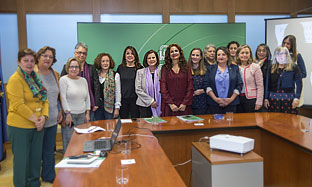 Las consejeras de Hacienda e Igualdad con representes del Consejo Andaluz de Participación de las Mujeres.