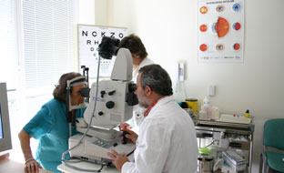 Un médico realiza una retinografía a una paciente. 