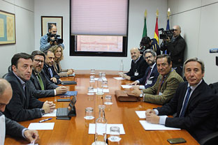 Rodrigo Sánchez, en la reunión con Asemesa, celebrada en la sede de la Consejería de Agricultura.