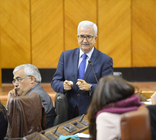  El vicepresidente Manuel Jiménez Barrios en el pleno del Parlamento.