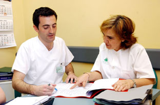 El sistema sanitario público andaluz cuenta con casi 100.000 profesionales de todos los ámbitos.