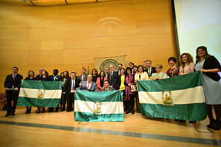 Los consejeros de Salud e Igualdad, con los galardonados en la provincia de Granada.