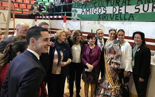 La presidenta, con asistentes al acto del Día de Andalucía en Mislata.