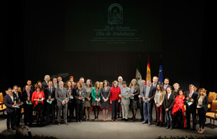 La consejera de Cultura, junto a los galardonados.