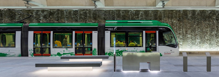 El metro de Granada tiene un trazado de 16 kilómetros de vías, de las que un 83% discurre en superficie y un 17% es subterráneo.