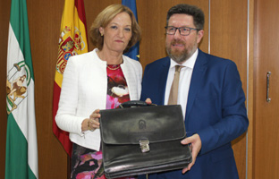 Rodrigo Sánchez Haro recibe la cartera de Agricultura, Pesca y Desarrollo Rural de manos de su antecesora, Carmen Ortiz.