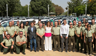 La presidenta de la Junta y el consejero de Medio Ambiente, junto a los agentes y la flota de vehículos.