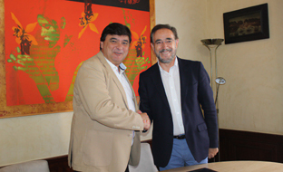 Felipe López y Gabriel Cruz, tras la firma del convenio.