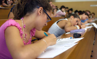 Alumnos realizan la Prueba de Acceso a la Universidad. (Foto EFE)