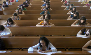 Examen de Selectividad en un aula andaluza. (Foto EFE)