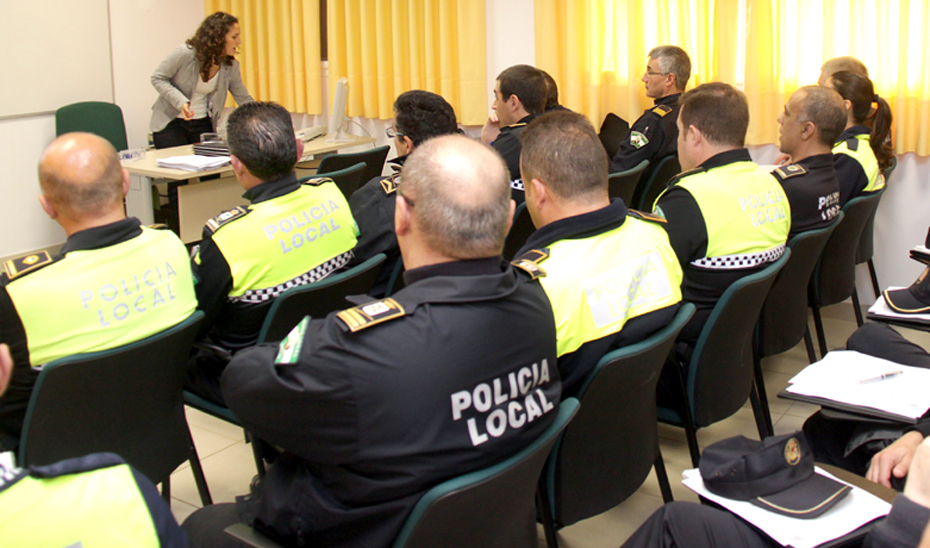 Policías locales y de la Unidad de Policía Adscrita a la Junta han comenzado un curso para mejorar la atención en dependencias policiales a las víctimas de violencia de género.