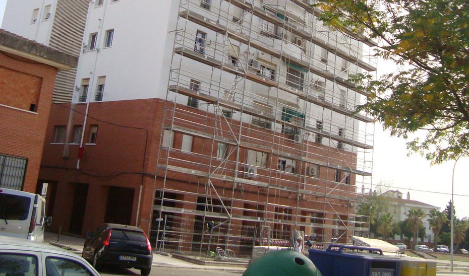 Ejecución de obras de rehabilitación en un edificio de viviendas públicas.