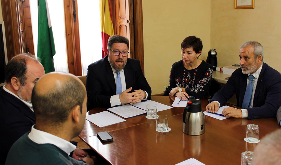 Rodrigo Sánchez Haro reunido en Almería con alcaldes de municipios afectados por adversidades climáticas de los últimos tres meses.