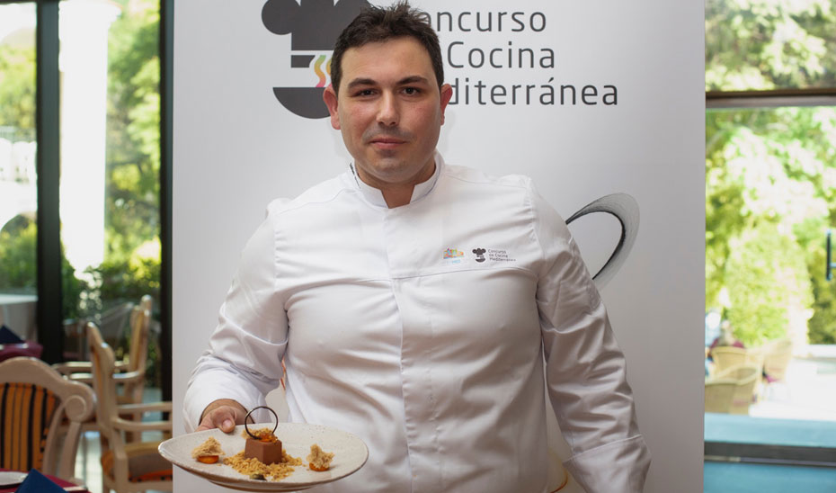 El cocinero malagueño Sebastián Guerrero Ramos con su plato ganador.
