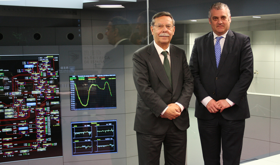 Javier Carnero y José Folgado, durante su visita en Madrid al centro operativo de Red Eléctrica Española.