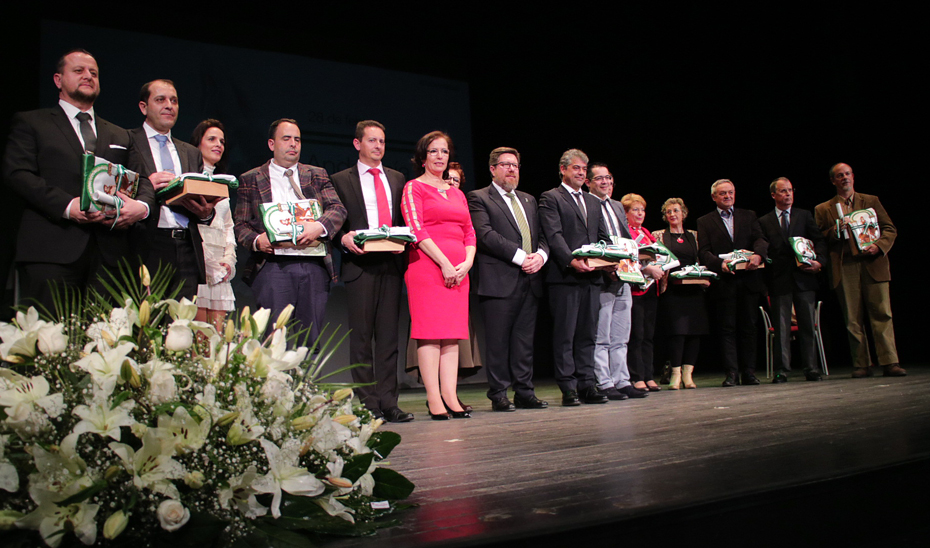 El consejero de Agricultura, Rodrigo Sánchez Haro, y la delegada del Gobierno, GHracia Fernández, junto a los premiados con las Banderas de Andalucía en Almería.