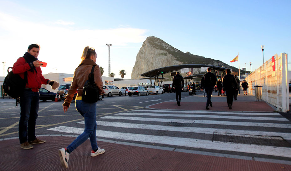 Trabajadores andaluces a punto de cruzar la verja para ir a trabajar en Gibraltar. (Foto: Efe)