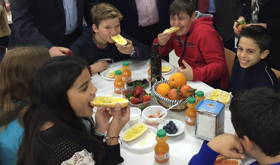 Más de 431.000 alumnos de 1.387 centros de Infantil y Primaria participarán en el desayuno saludable organizado en los colegios para celebrar el Día de Andalucía.