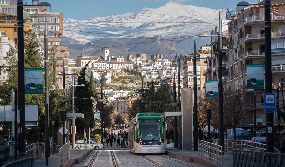Metro de Granada en funcionamiento por el trazado urbano de la capital.