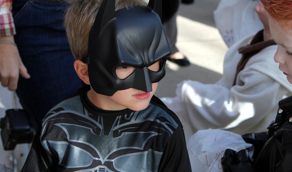 Un niño disfrazado de Batman.