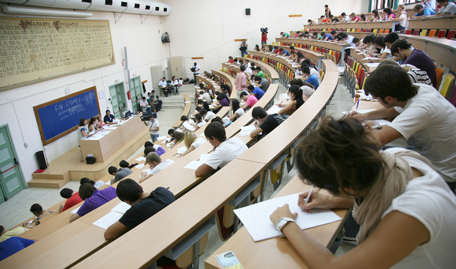 Estudiantes en un aula universitaria.