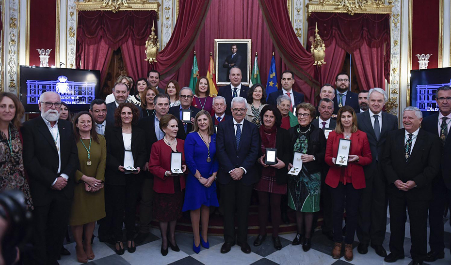 Jiménez Barrios, en la foto de familia de los premiados por el Día de la Provincia de Cádiz.