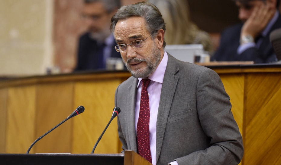 El consejero Felipe López, durante su intervención en la tribuna del Salón de Plenos del Parlamento de Andalucía.