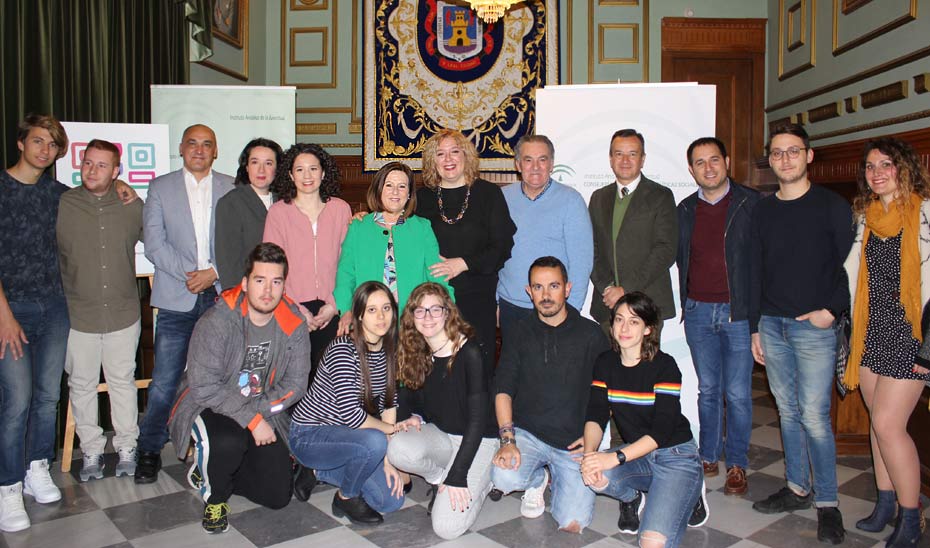 La consejera de Igualdad y Bienestar Social, en el centro de la imagen, tras la presentación de \u0027Código Joven\u0027 en Motril (Granada), donde se llevarán a cabo siete actividades.