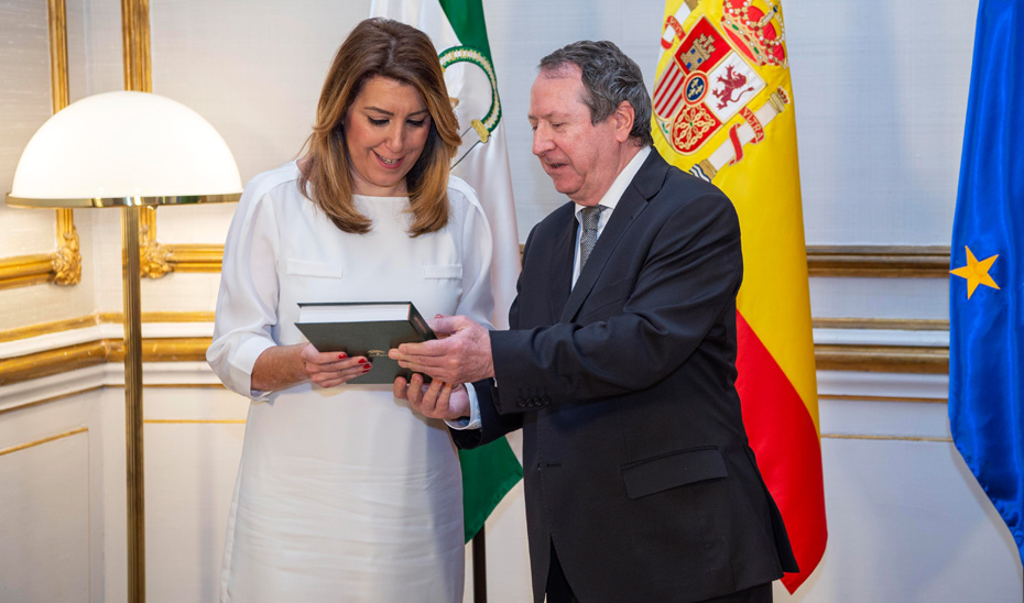 La presidenta de la Junta, Susana Díaz, ha recibido del presidente del Consejo Consultivo de Andalucía, Juan Cano, la Memoria anual del órgano.