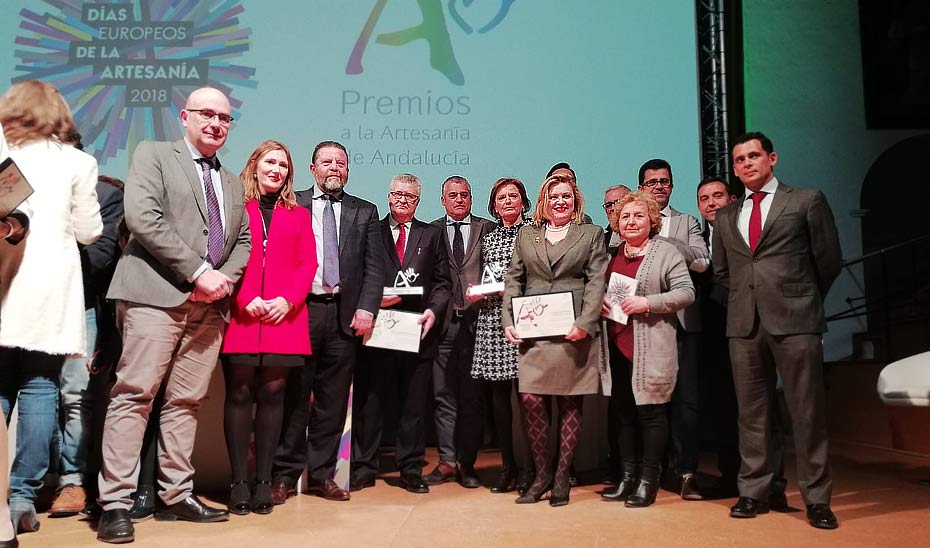 Javier Carnero, en el centro, junto a los galardonados en los I Premios a la Artesanía de Andalucía. 