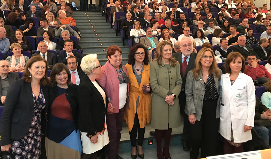 La consejera, junto a participantes en las jornadas.