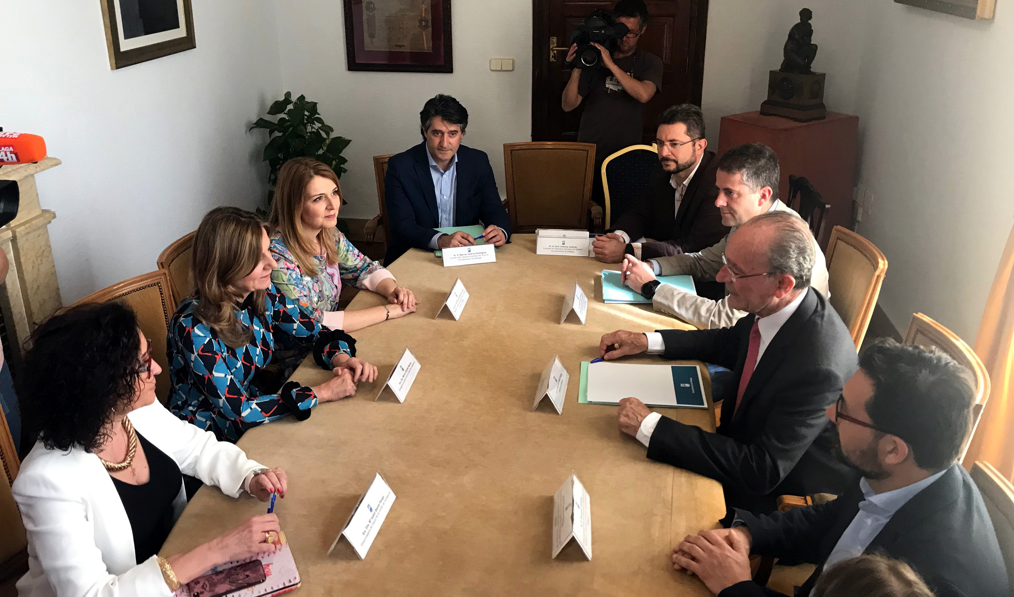 Un momento de la reunión entre la consejera de Salud y el alcalde de Málaga.