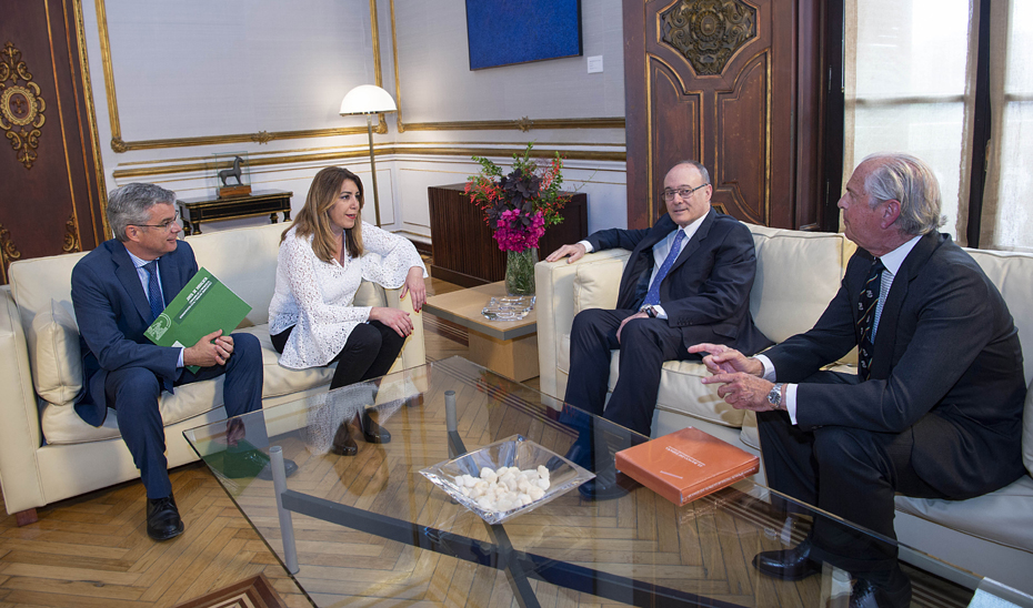 Susana Díaz, durante la reunión con el gobernador del Banco de España, Luis María Linde.