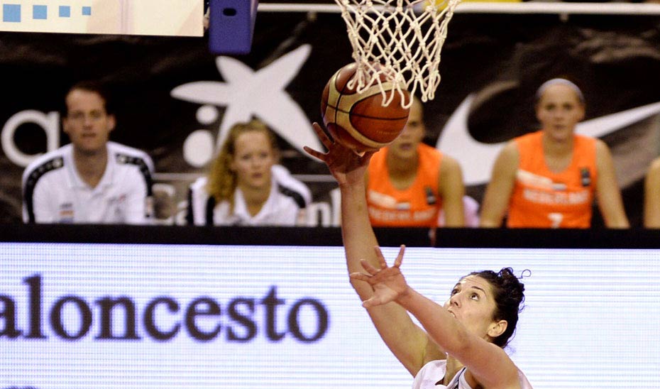 La jugadora de baloncesto Beatriz Sánchez, entre los premiados. (Foto EFE)