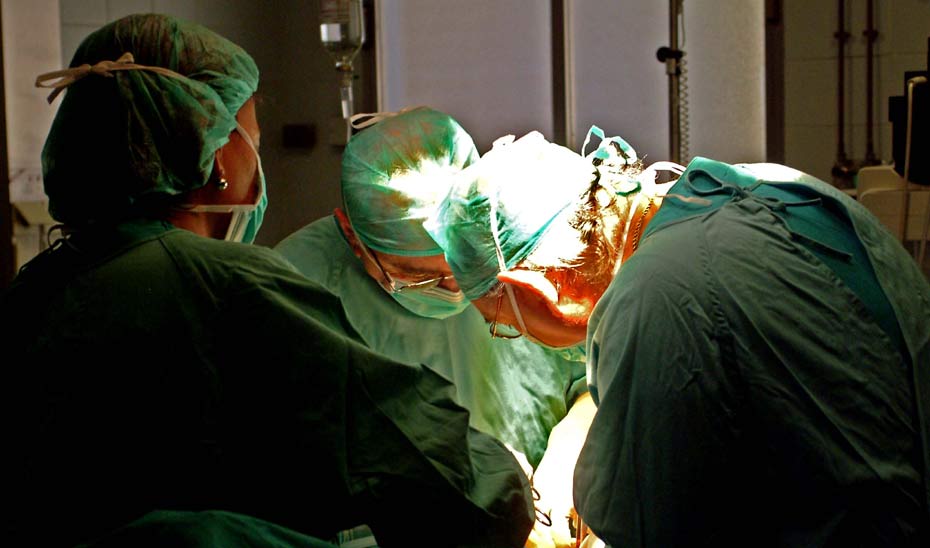Prefesionales del SAS durante una intervención quirúrgica.