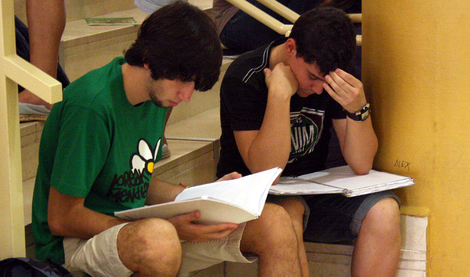 Alumnos repasan sus apuntes antes de las pruebas de acceso.