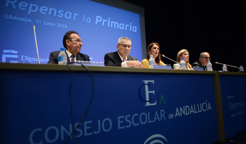 La consejera de Educación, Sonia Gaya, ha informado en el pleno del Consejo Escolar de Andalucía que el próximo curso 2018/19 se aumentará la plantilla docente en 500 maestros para reforzar la Educación Primaria. 