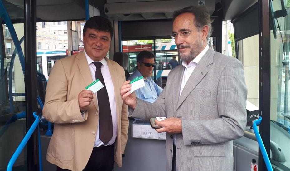 El consejero de Fomento, Felipe López, junto al alcalde de Huelva, Gabriel Cruz presentado la integración tarifaria.