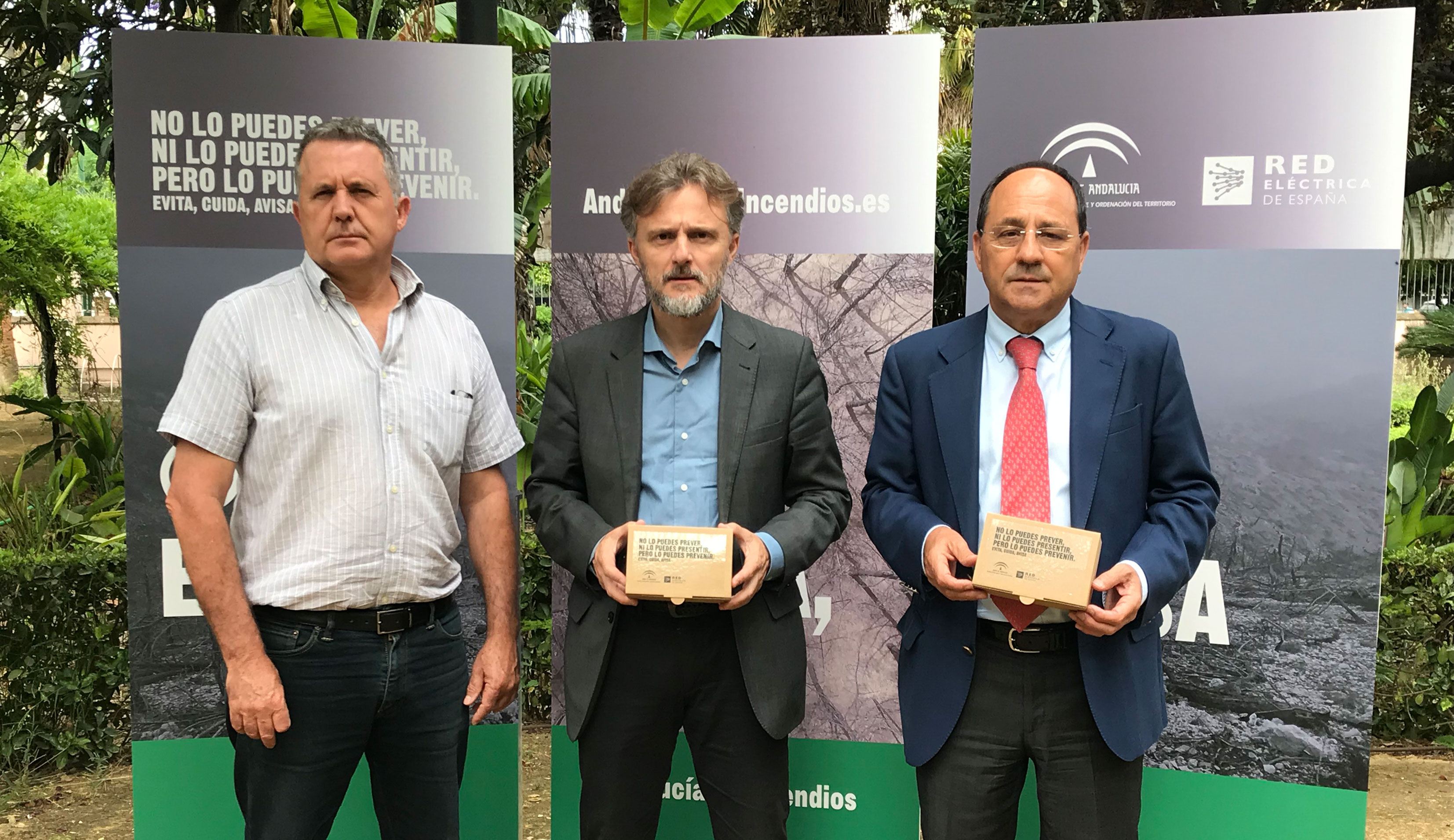 El consejero de Medio Ambiente, José Fiscal, el delgado de Red Eléctrica en Andalucía, Miguel González y el director del Medio Natural, Javier Madrid.
