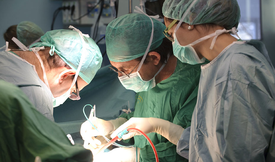 Imagen de un quirófano durante una operación de trasplante.