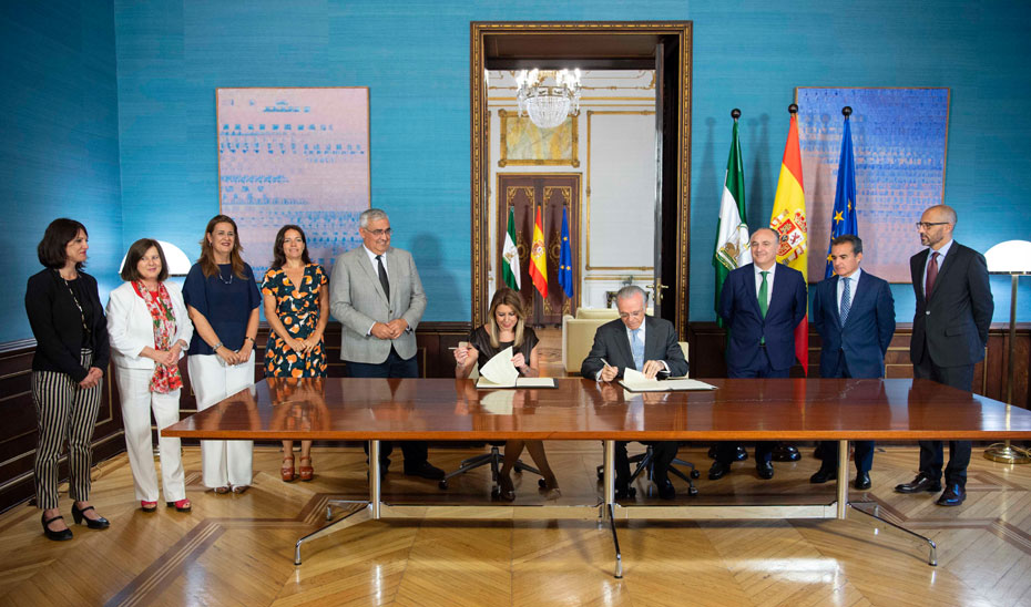 La presidenta, Susana Díaz, en la firma del convenio con el presidente de la Fundación Bancaria \u0027La Caixa\u0027, Isidro Fainé.