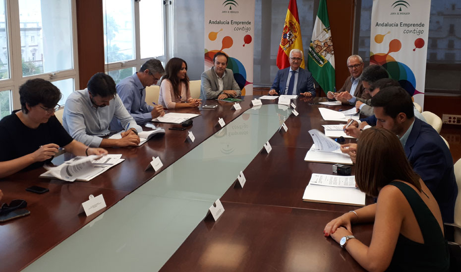 El vicepresidente ha rubricado convenios con siete ayuntamientos de Cádiz para la modernización de sus centros CADE.