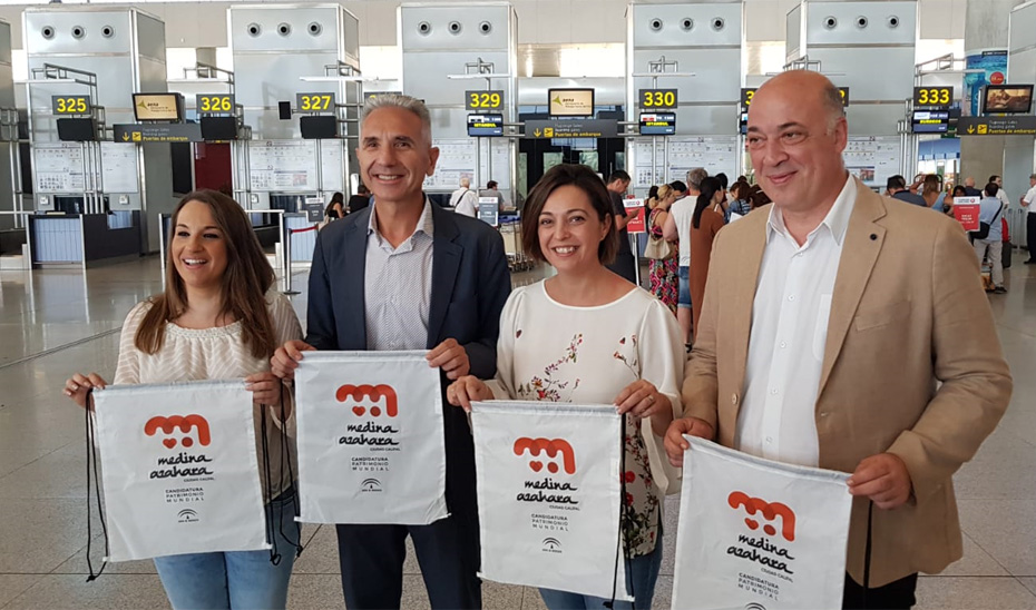 El consejero de Cultura, Miguel Ángel Vázquez, en el aeropuerto de Málaga-Costa del Sol, desde donde ha partido la delegación española rumbo a Baréin, donde la Unesco decidirá sobre la candidatura de Medina Azahara como Patrimonio Mundial.