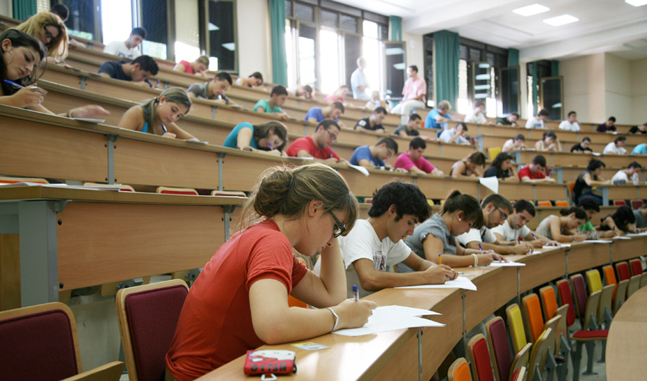 Alumnos realizan las Pruebas de Evaluación de Bachillerato para el Acceso a la Universidad (PEvAU), que han empezado este martes 11 de junio.