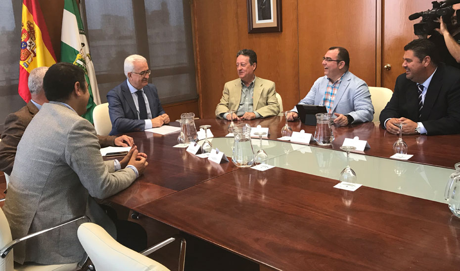 El vicepresidente de la Junta, Manuel Jiménez Barrios, ha mantenido un encuentro con la junta directiva de la Federación de Empresas del Metal de la Provincia de Cádiz (FEMCA).